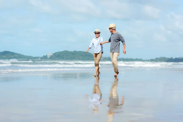 亚洲生活方式老年夫妇在沙滩上跑来跑去 快乐地享受爱情 浪漫和放松的时光 老年旅游家庭度假和夏季退休后的休闲和活动 — 图库照片