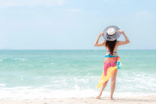 Wakacje Podróżujące Kobiety Relaksujące Radość Zabawy Plaży Tak Szczęśliwy Luksusowy — Zdjęcie stockowe