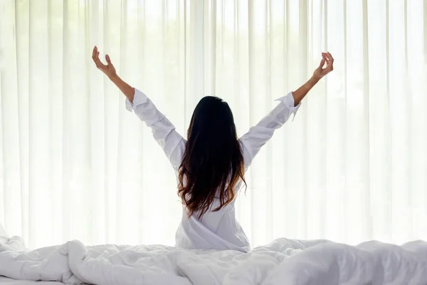 Asiatische Frauen Die Morgens Und Sonnigen Tagen Bett Aufwachen Lifestylekonzept — Stockfoto