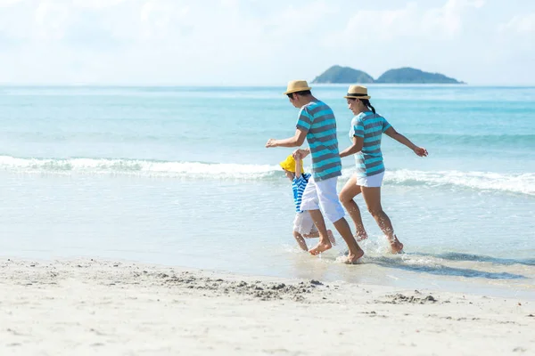 Ασιατική Ευτυχισμένη Οικογένεια Έχουν Διασκέδαση Και Τρέξιμο Χαλαρώστε Στην Παραλία — Φωτογραφία Αρχείου