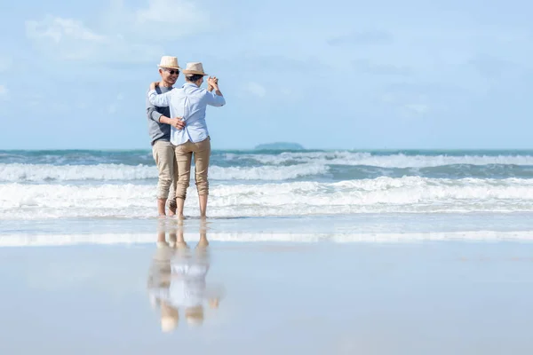 亚洲生活方式老年夫妇在海滩上跳舞 快乐地享受爱情 浪漫和放松的时光 老年旅游家庭度假和夏季退休后的休闲和活动 — 图库照片