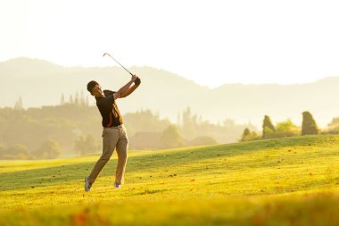 Profesyonel Golfçü Asyalı adam golf sahasında ve golf sahasında golf oynuyor. Güneşli bir sabah golf sahasında. Yaşam Tarzı ve Spor Konsepti