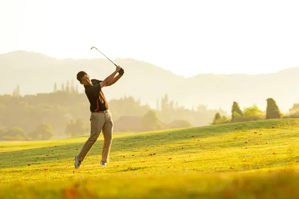 Profesionální Golfista Asijský Muž Houpačka Bít Golfový Míček Praxe Golfové — Stock fotografie