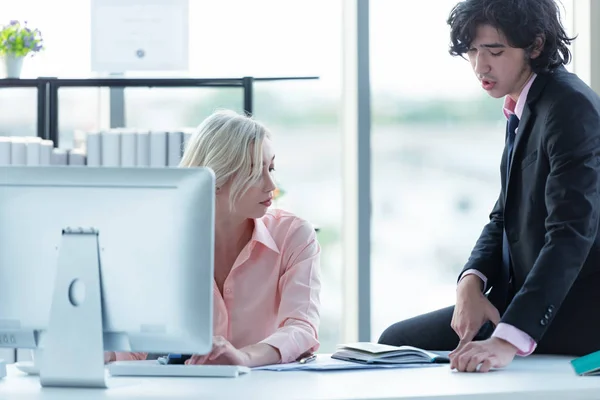 Business Team Women Man Using Computer Work Financial Data Partners — Stock Photo, Image