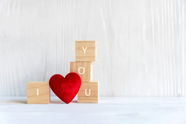 Любовное Послание Написанное Деревянными Блоками Красным Сердцем Белом Деревянном Фоне — стоковое фото