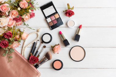 Sevgililer günü hediyesi. Makyaj malzemeleri arka plan ve güzellik kozmetik ürünleri, ürünler ve yüz kozmetik paketi ruj, çiçek güllü göz farı, inci kolye, klasik ton. Yaşam tarzı ve Sevgilisi