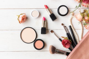 Sevgililer günü hediyesi. Makyaj malzemeleri arka plan ve güzellik kozmetik ürünleri, ürünler ve yüz kozmetik paketi ruj, çiçek güllü göz farı, inci kolye, klasik ton. Yaşam tarzı ve Sevgilisi