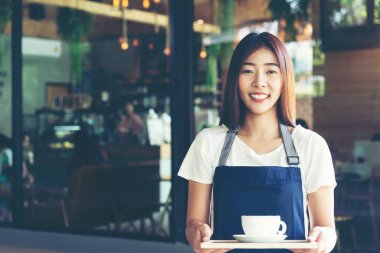 Barista Asyalı kadınlar Cafe yapma kahve hazırlama. Hizmet anlayışı
