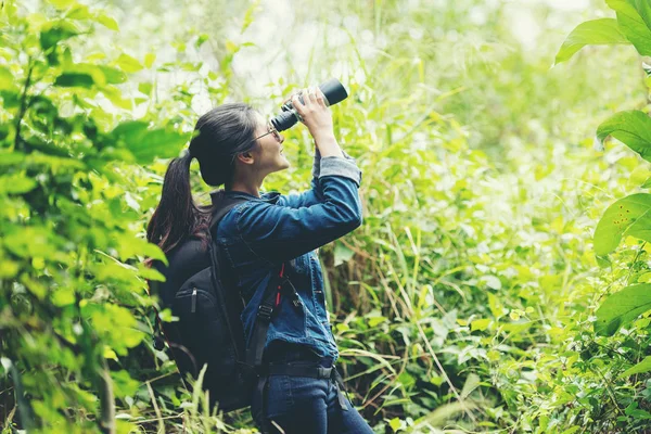 年轻女子背包旅行 探索大自然的冒险 亚洲人走着放松自己 去游览目的地休闲的风景林 并在夏日去看双筒望远镜 旅行和生活方式概念 — 图库照片