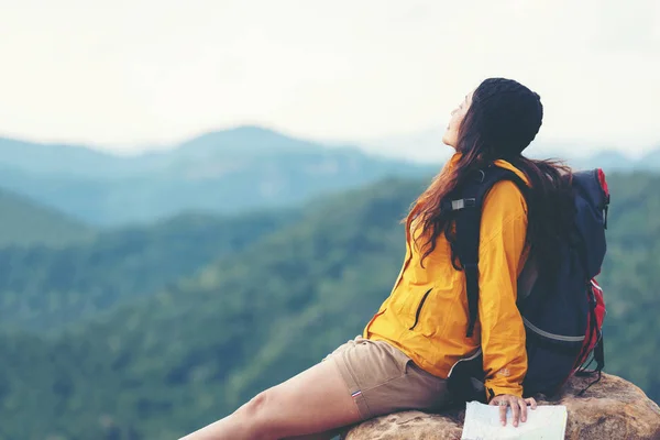 妇女在山区自然景观中进行远足探险 亚洲生活方式旅游女孩背包里坐着地图 去找旅游方向 在户外露营放松夏季 — 图库照片