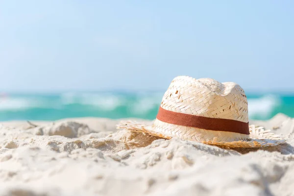 Closeup Summer Beach Straw Hat Sandy Beach Vacations Lifestyle Concept — Stock Photo, Image