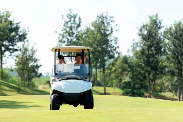 Golfbana Golfboll Grönt Gräs Människor Livsstil Man Och Vän Sitter — Stockfoto
