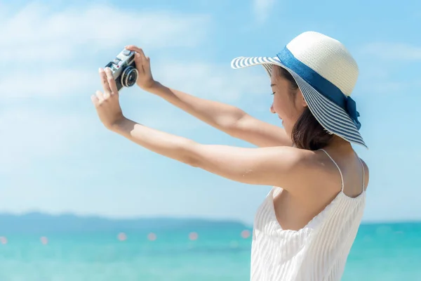 Playa Verano Estilo Vida Mujer Relajarse Vacaciones Vacaciones Jóvenes Asiáticos —  Fotos de Stock