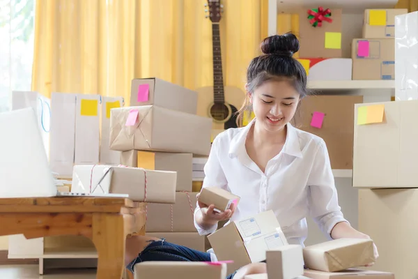 Shipping Shopping Online Woman Freelance Business Small Sme Receive Order — 스톡 사진