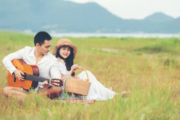 Lifestyle Paar Picknick Und Entspannen Menschen Junge Frau Und Mann — Stockfoto