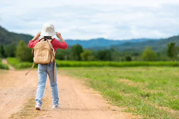 Dzieci Podróżują Przyrodą Letnie Wycieczki Azja Ludzie Turystyka Chodzenie Drodze — Zdjęcie stockowe
