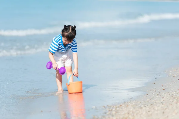 Garota Divertir Jogar Areia Água Praia Tropical Família Turismo Infantil — Fotografia de Stock