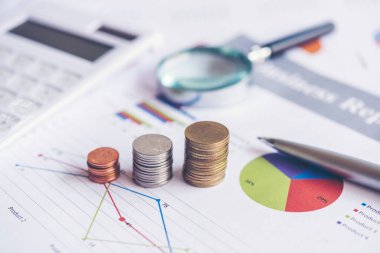 Rapor kağıdındaki madeni para yığınının büyümesi yatırım işleri için hesaplanan performans finans grafik finansmanını analiz eder. Yatırım ve Tasarruf Konsepti