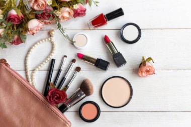 Sevgililer günü hediyesi. Makyaj malzemeleri arka plan ve güzellik kozmetik ürünleri, ürünler ve yüz kozmetik paketi ruj, çiçek güllü göz farı, inci kolye, klasik ton. Yaşam tarzı ve Sevgilisi