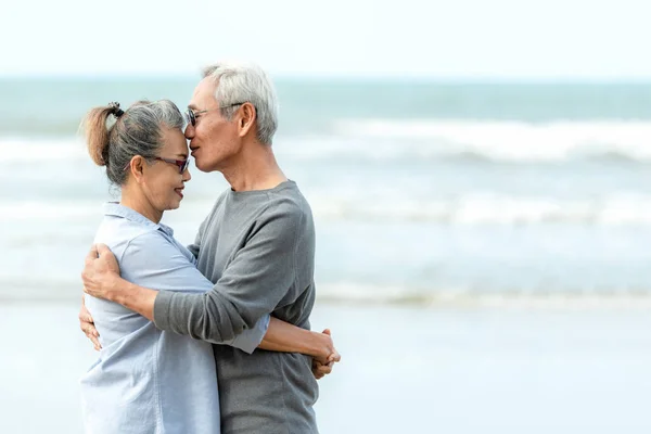 Ασιατικός Τρόπος Ζωής Ηλικιωμένους Ζευγάρι Αγκαλιά Και Φιλί Στην Παραλία — Φωτογραφία Αρχείου