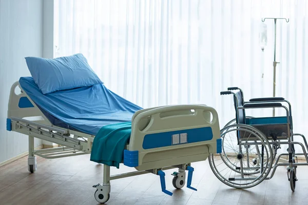 Patientenzimmer Krankenhaus Bett Und Medizinische Ausstattung Mit Rollstuhl Für Bequeme — Stockfoto