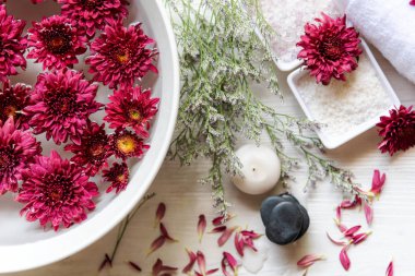 Güzellik masajı sağlık geçmişi. Çiçekçi kadın için spa Thai terapisi aromaterapisi. Rahatlamak için mum ve yaz tatili manzarası. Yaşam tarzı ve kozmetik kavramı