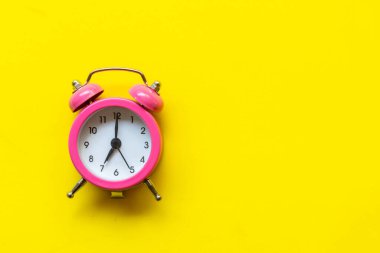 Alarm yeşil vintage çalar saat renk arka plan ile yere düşüyor. Sabah ve Başlangıç Konsepti