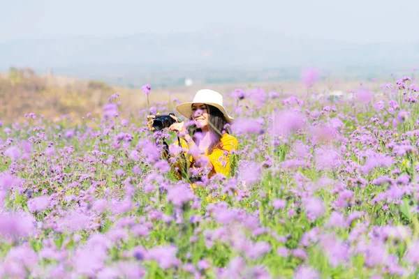 Voyageur Tourisme Les Femmes Asiatiques Debout Tenant Appareil Photo Prennent — Photo