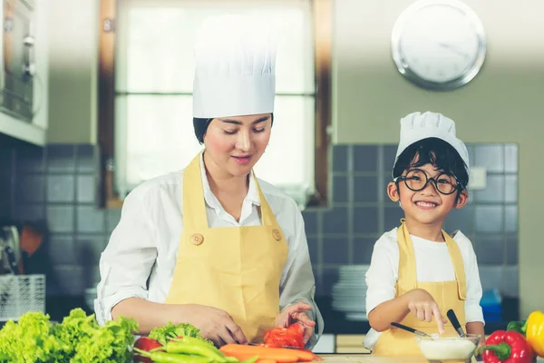 做饭的家庭 厨师父母和小男孩为健康饮食制作新鲜蔬菜沙拉 亚洲儿子帮助做食物 如此快乐和享受 家庭生活方式概念 — 图库照片