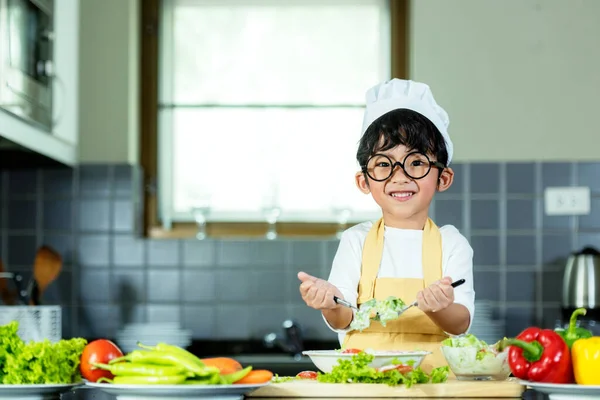 Família Cozinhar Chef Garoto Fazendo Inclinando Salada Legumes Frescos Para — Fotografia de Stock