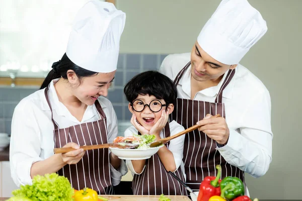 做饭的家庭 厨师父母和小男孩为健康饮食制作新鲜蔬菜沙拉 亚洲儿子帮助做食物 如此快乐和享受 家庭生活方式概念 — 图库照片