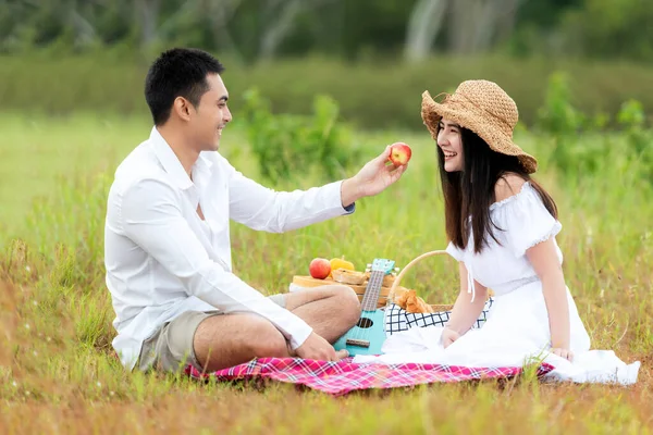 Lifestyle Paar Picknick Und Entspannen Menschen Junge Frau Und Mann — Stockfoto