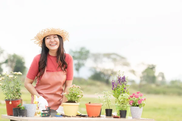 Wanita Asia Peduli Tanaman Bunga Kebun Orang Asia Hobi Dan — Stok Foto