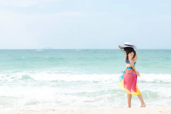 Vacaciones Verano Estilo Vida Mujer Caminando Sobre Ola Relajarse Feliz —  Fotos de Stock