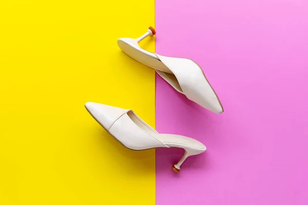 Moda Mujer Zapatos Blancos Accesorios Color Fondo Completo Pastel Moda — Foto de Stock