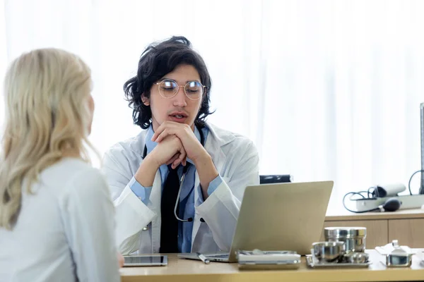 Doctor Talking Discussing Something Patient Hospital — Stock Photo, Image