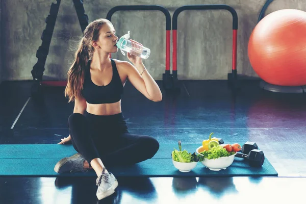 Estilo Vida Saludable Mujer Beber Agua Gimnasio Fitness Los Jóvenes — Foto de Stock