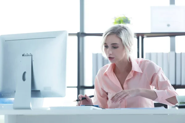 Businesswoman Caucasian Using Computer Work Financial Data Modern Office Relax — Stock Photo, Image