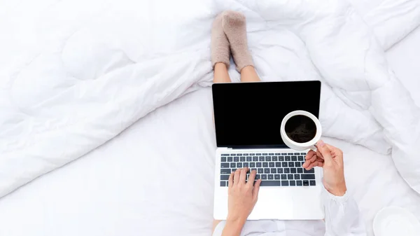 Mladí Lidé Pracují Domova Laptopem Popíjejí Kávu Ranní Relaxační Náladě — Stock fotografie