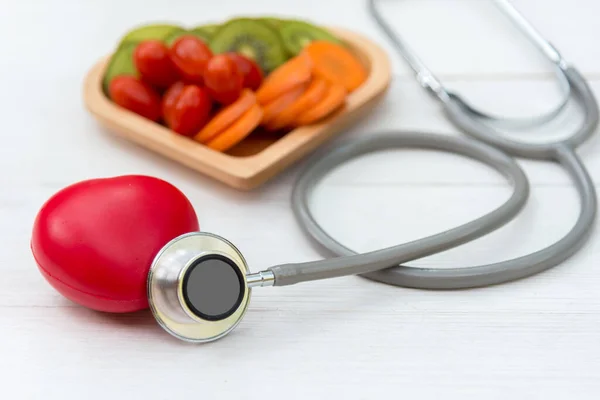 Cuidado Saludable Corazón Con Estetoscopio Médico Para Dieta Pérdida Peso — Foto de Stock