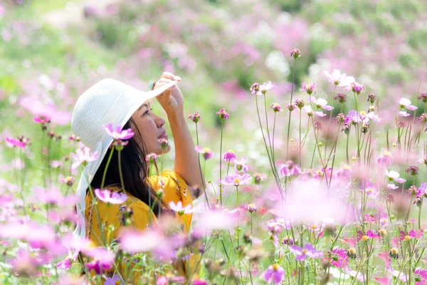 Reiziger Toerisme Aziatische Vrouwen Staan Chillen Kosmos Bloemenveld Vakantie Tijd — Stockfoto