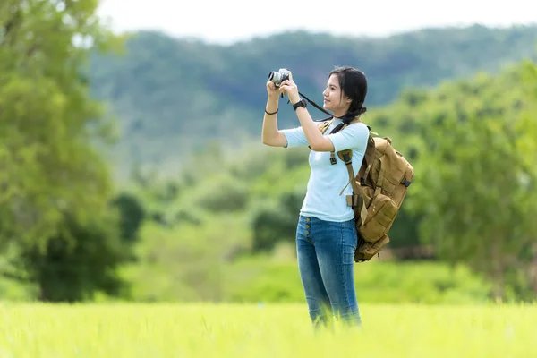 亚洲女孩拍照和检查相机 人们旅游目的地休闲旅游教育放松户外探险森林的性质 旅行假期概念 — 图库照片