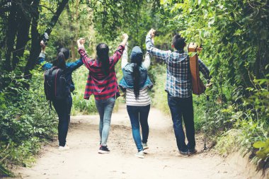 Sırt çantalı insanlar doğadaki maceraları keşfetmek için seyahat ederler. Asyalı arkadaşlar ve takım yürüyüşü yaz günlerinde tatil için dinlenme ormanı. Seyahat ve yaşam tarzı kavramı