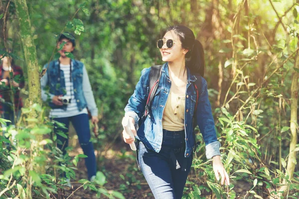 团体背包客在大自然中旅行和探险 亚洲的朋友和团队在夏日步行去目的地休闲山水森林 旅行和生活方式概念 — 图库照片