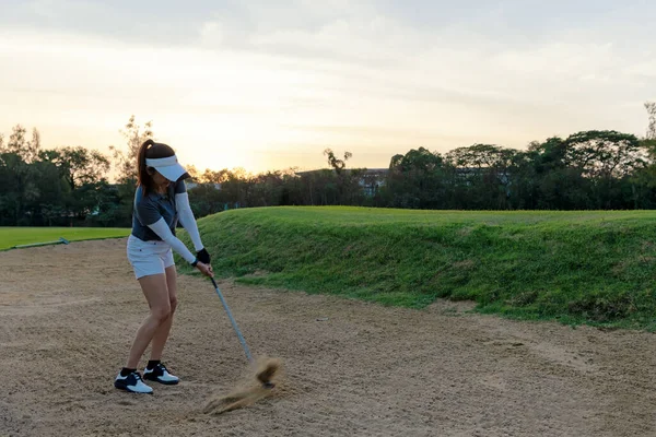 职业的亚洲高尔夫球手女人从沙坑里跳出来 高尔夫球场的人都在沙滩上 度假时的业余爱好和俱乐部高尔夫度假 生活方式及运动概念 — 图库照片