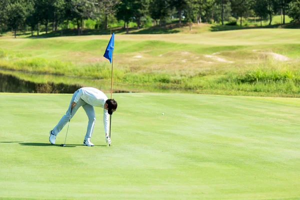 Golfista Homem Jogando Golfe Tiro Apontando Para Colocar Bola Buraco — Fotografia de Stock