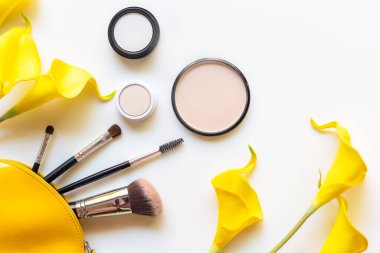 Makyaj malzemeleri ve güzellik kozmetik hediyeleri, ürünler ve yüz kozmetik paketleri beyaz arka planda sarı çiçekli ruj, üst manzara ve kopyalama alanı. Yaşam Tarzı Güzellik Konsepti