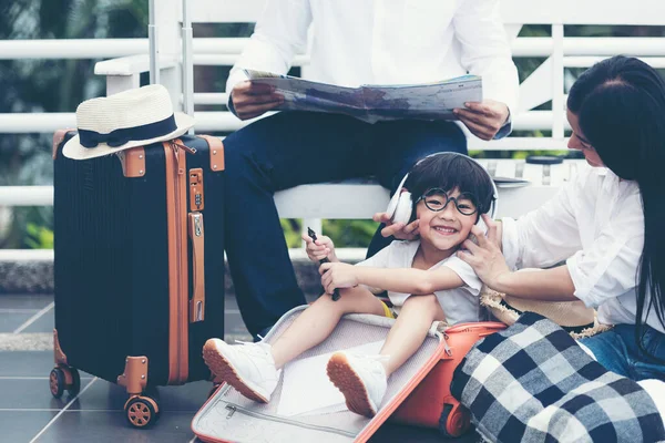 Felices Viajes Planificación Familiar Vacaciones Verano Asia Jóvenes Estilo Vida —  Fotos de Stock