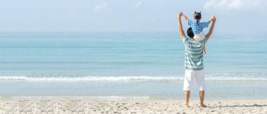 Asyalı mutlu aile, eğlence ve tatil için sahilde uçuyor. Aile bireyleri baba ve kız turizmi yaz ve tatillerde, fotokopi alanı ve pankartın keyfini çıkarırlar. Seyahat ve Aile Konsepti