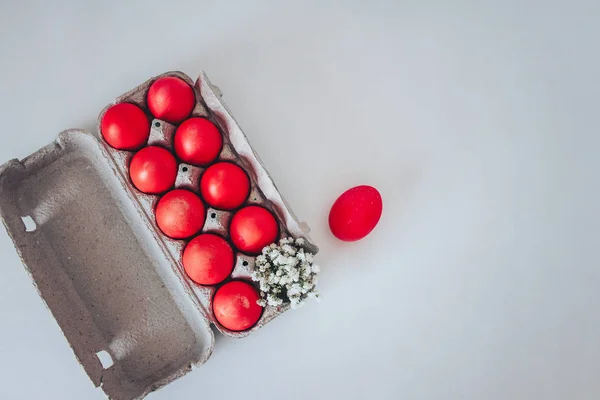 Beyaz çiçekli parlak paskalya yumurtaları
